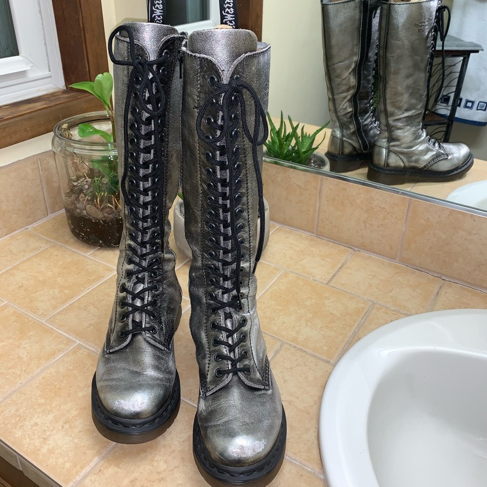 🔹DR MARTENS 1B60 20 Eye Soft Leather Boots